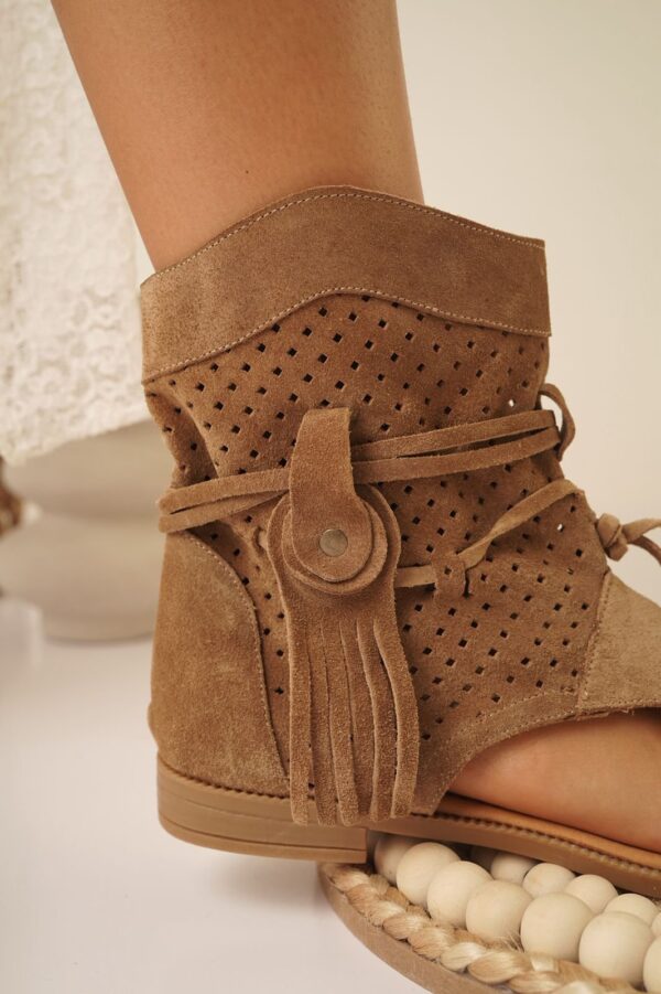 BOHO CUERO GAMUZADO CON BASE ANTIDESLIZANTE.